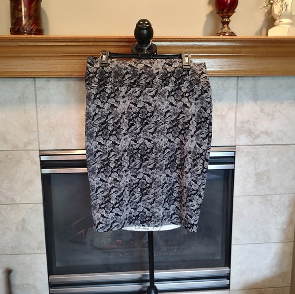 💥 3/$20 LuLaRoe Medium Black Floral Leaf Designl Skirt! - Picture 4 of 11
